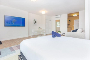 Large Stylish Studio Apartment In El Portal #3